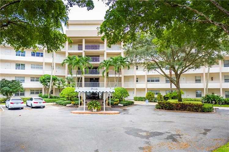 3800 Oaks Clubhouse Dr #209 Pompano Beach, FL 33069