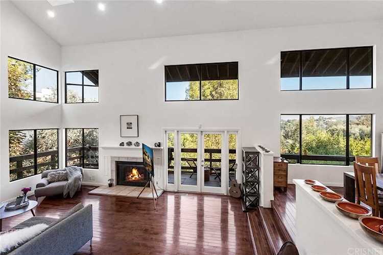 5060 Medina Road Woodland Hills, CA 91364