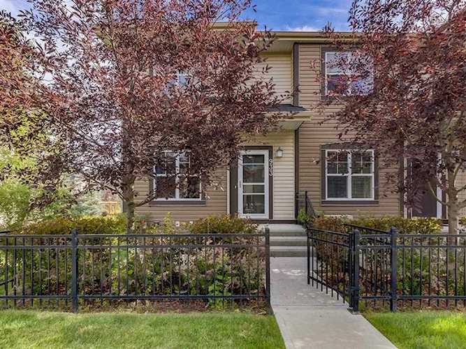 933 Mckenzie Towne Manor SE Calgary, AB T2Z 1C9