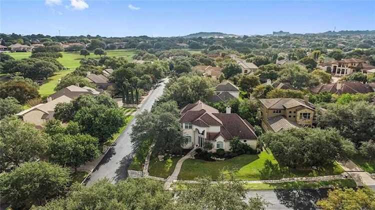 18 Glenway DR The Hills, TX 78738
