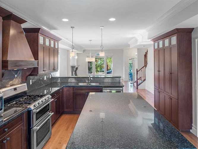1936 25 St SW #2 Calgary, AB T3E 1W9