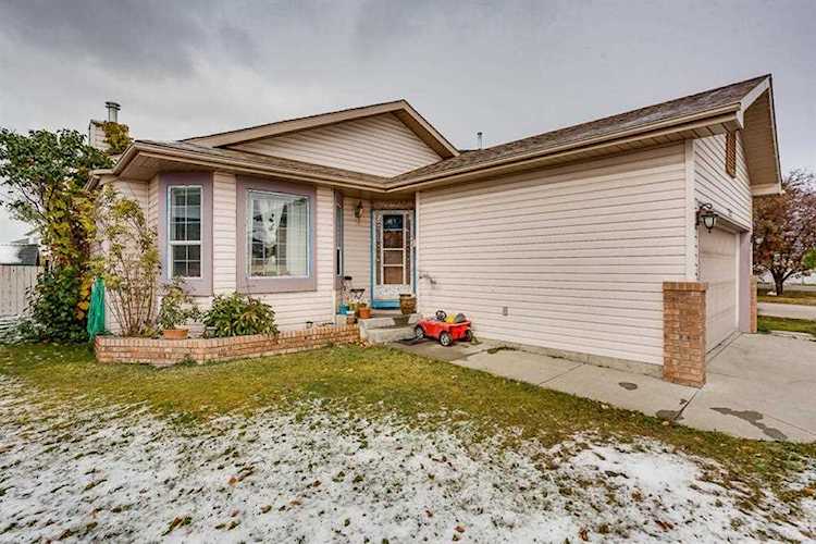 232 Applewood Dr SE Calgary, AB T2A 7S1