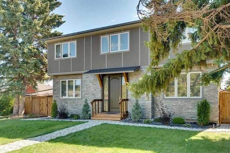 29 Simons Crescent NW Calgary, AB T2K 3N4