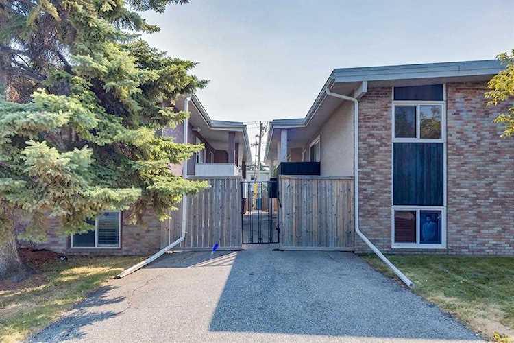605 67 Ave SW #7 Calgary, AB T2V 0M3