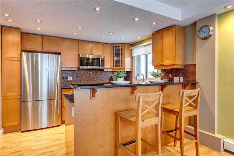 806 9A St NW #10 Calgary, AB T2N 1V1