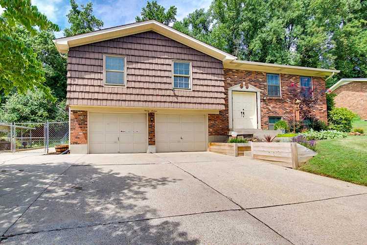 home for sale at 9016 Lyneve Dr Louisville KY 40272 MLS 1568187