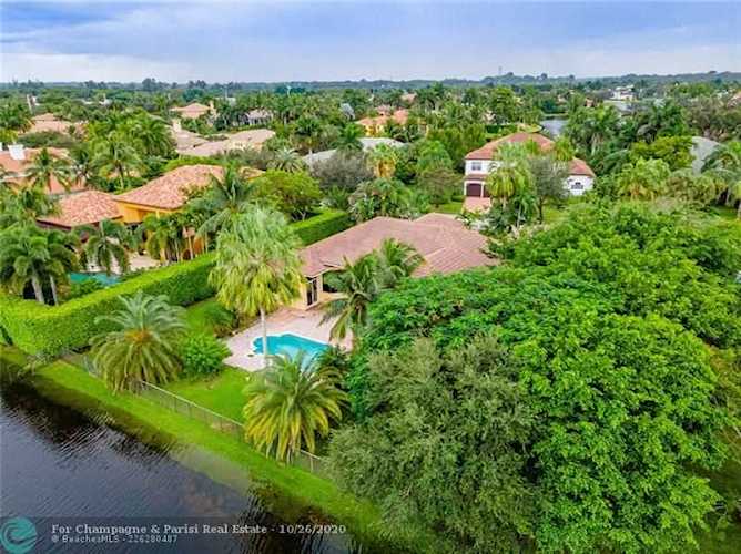 12641 N Stonebrook Cir Davie, FL 33330