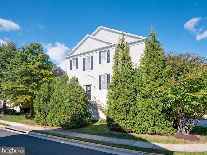 2408 Huntington Park Dr Alexandria, VA 22303 | MLS ® VAFX1161424 Photo 1