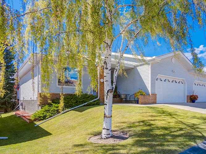 7 Vandoos Villas NW Calgary, AB T3A 4W3