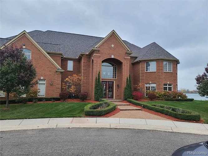 2 Sand Bar Ln Detroit, MI 48214