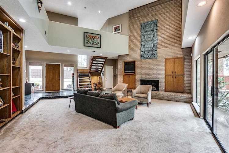 8935 VISTA VIEW Drive Dallas, TX 75243