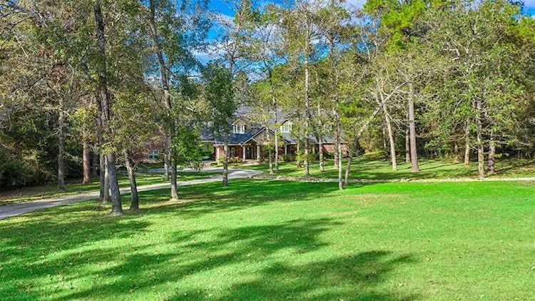 8718 Sendera Dr Magnolia, TX 77354