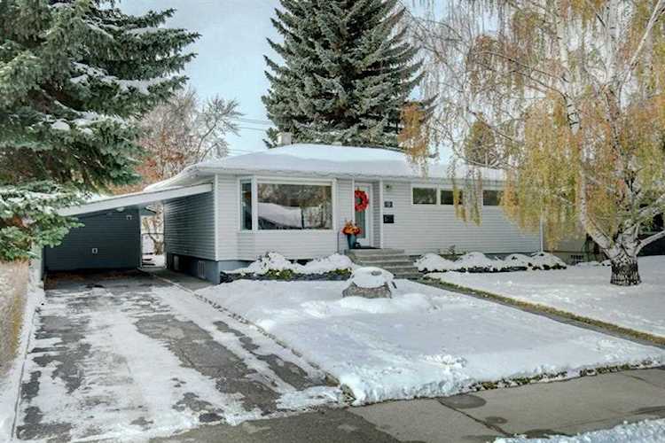 9 Mackay Dr SW Calgary, AB T2V 2A3