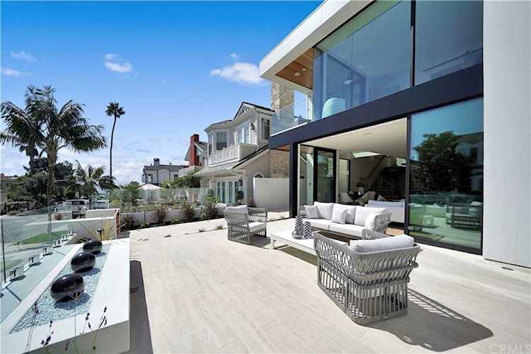 221 Heliotrope Avenue Corona Del Mar, CA 92625