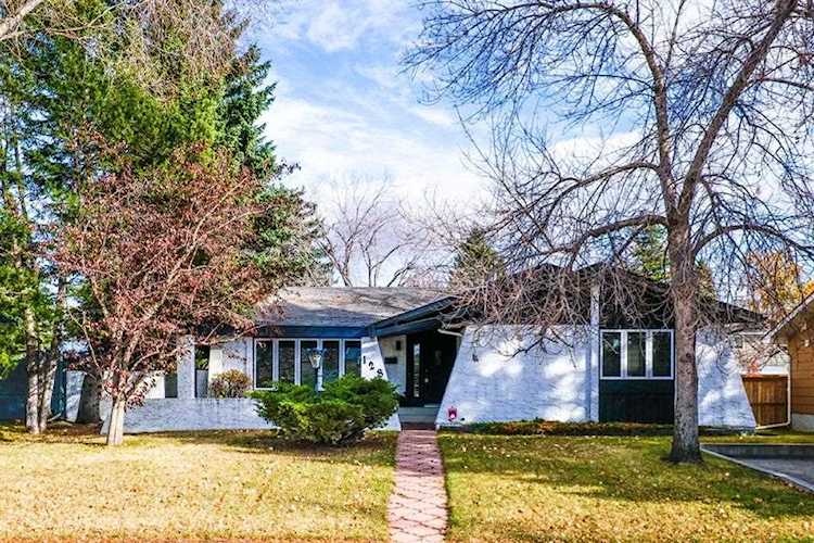 128 Lake Moraine Place SE Calgary, AB T2J 2Y7