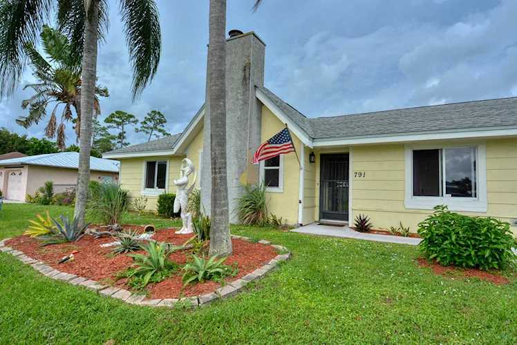 791 SE Polynesian Avenue Port Saint Lucie, FL 34983