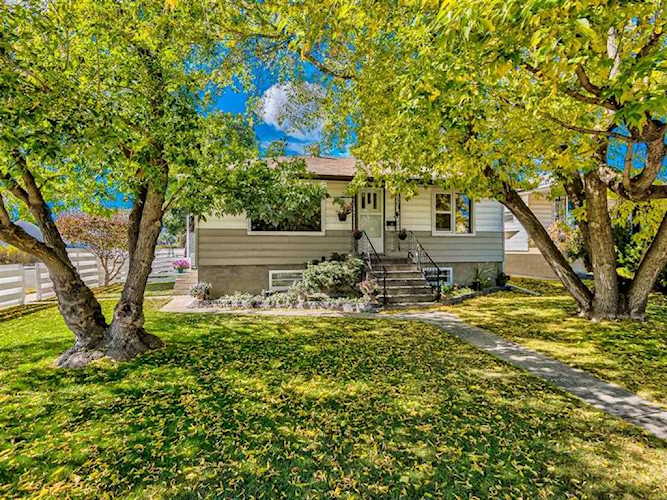 7447 23 St SE Calgary, AB T2C 0X8