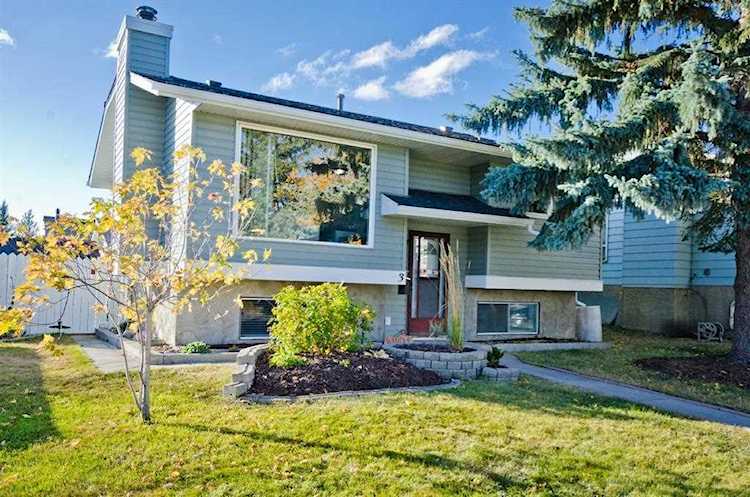 3 Castlegrove Way NE Calgary, AB T3J 1T6