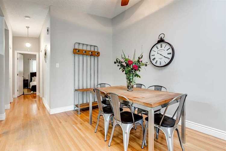702 28 Ave NW Calgary, AB T2M 2L3