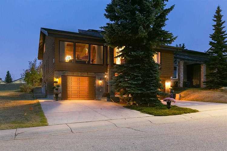 156 Edgehill Close NW Calgary, AB T3A 2X1