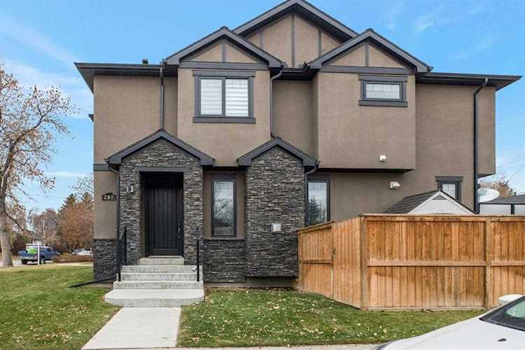 207 35A St SW Calgary, AB T3C 1P9