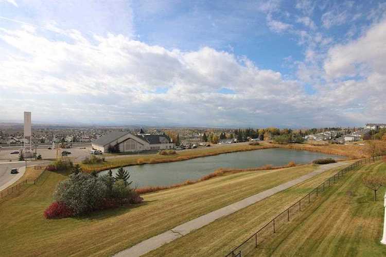 94 Rocky Vista Terrace NW Calgary, AB T3G 5G7