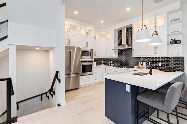 1718 32 St SW #2 Calgary, AB T3C 1N5