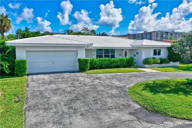 590 SE 10th Ave Pompano Beach, FL 33060