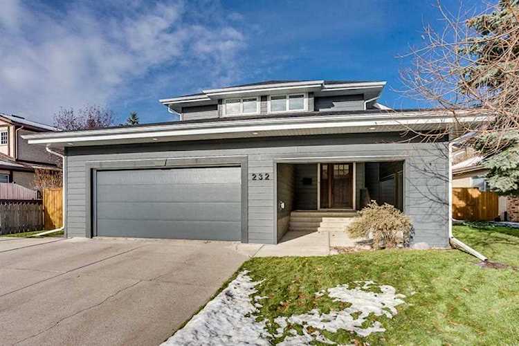 232 Woodfield Rd SW Calgary, AB T2W 3V9