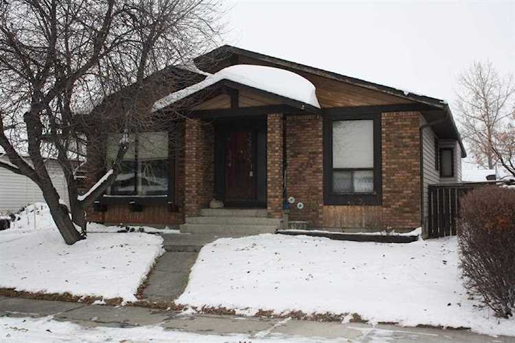 40 Flett Crescent NE Airdrie, AB T4B 1M8