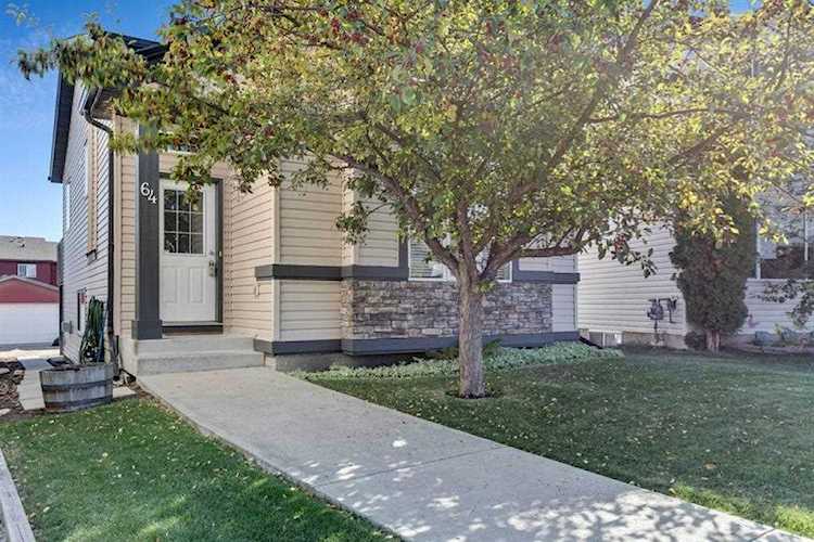 64 Everridge Way SW Calgary, AB T2Y 4S7