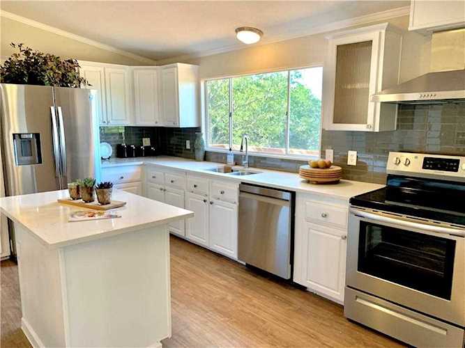 1720 Thousand Oaks TRL Liberty Hill, TX 78642