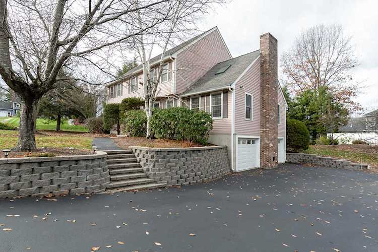 6 Plum Dr Nashua, NH 03062