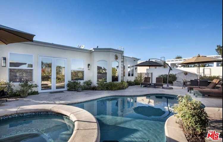 5234 Calatrana Drive Woodland Hills, CA 91364