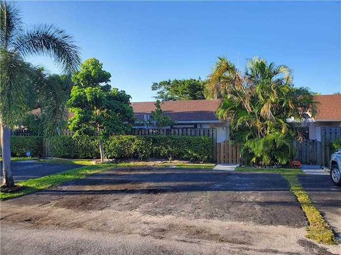 943 NW 53rd St Deerfield Beach, FL 33064