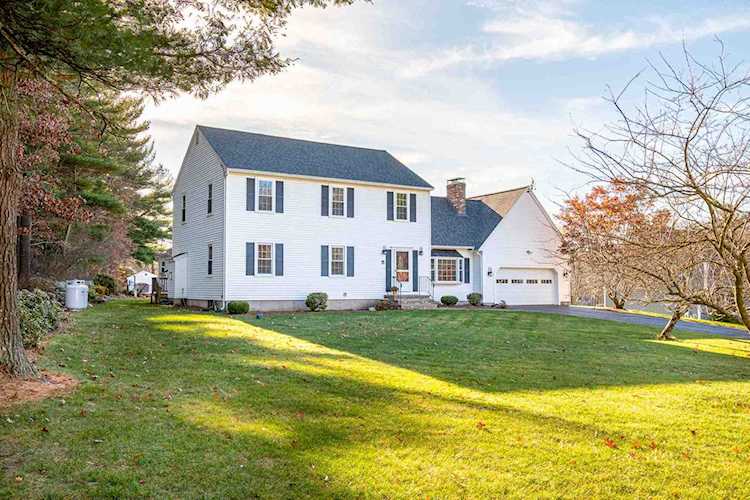 5 King Charles Dr Londonderry, NH 03053