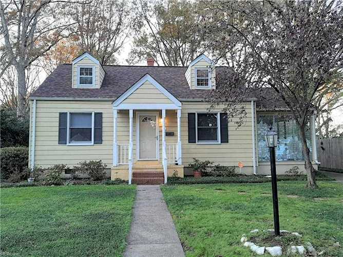18 Green Oaks Rd Newport News, VA 23601