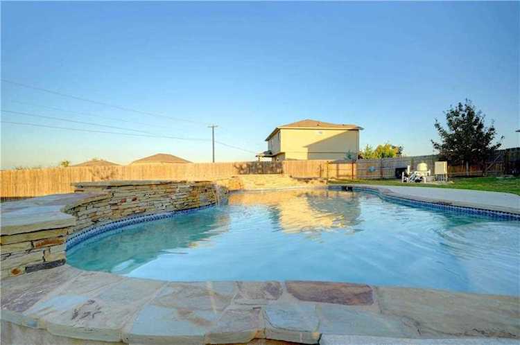 122 Leon River LOOP Hutto, TX 78634