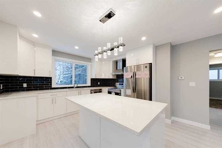 5964 Dalridge Hill NW Calgary, AB T3A 1L9