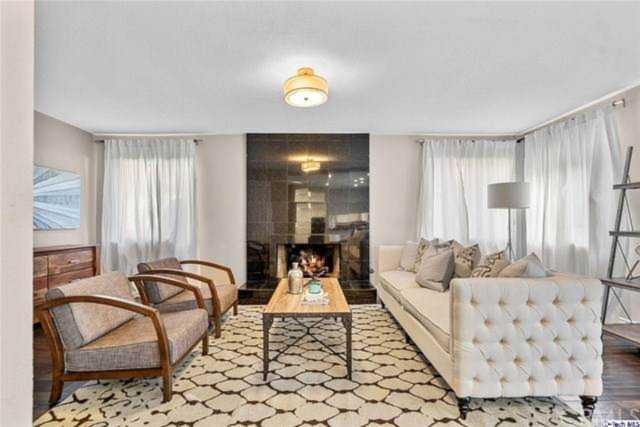 1992 E Glenoaks Boulevard Glendale, CA 91206