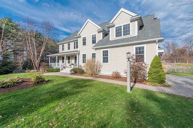 29 Woodbury St Hamilton, MA 01982