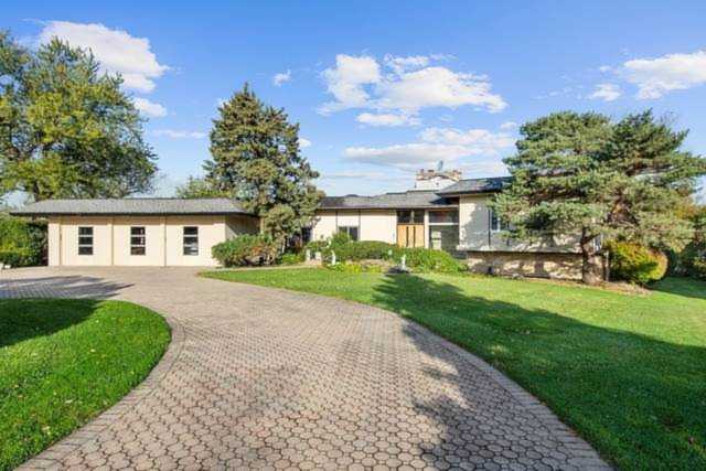 8 Lochinvar Ln Oak Brook, IL 60523