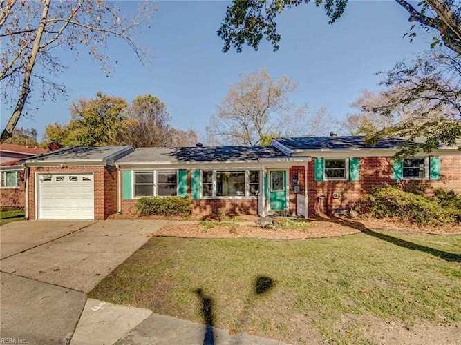 17 Michele Dr Hampton, VA 23669