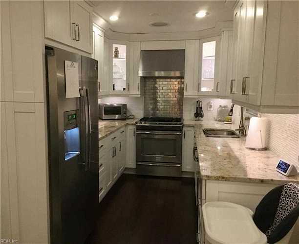 15 Markham Dr Hampton, VA 23669