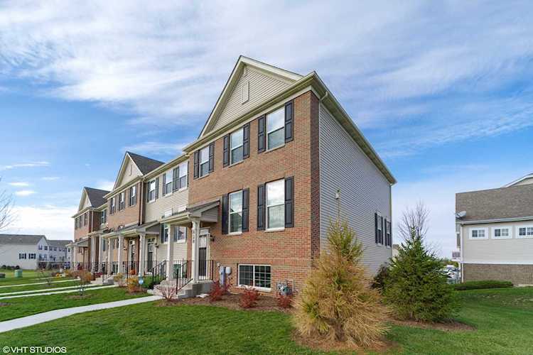 828 Shadowbrook Ct Oswego, IL 60543
