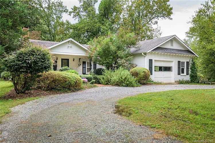 5975 Hunting Country Rd Tryon, NC 28782
