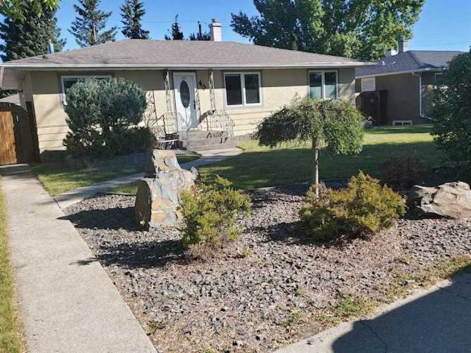 40 White Oak Crescent SW Calgary, AB T3C 3J9