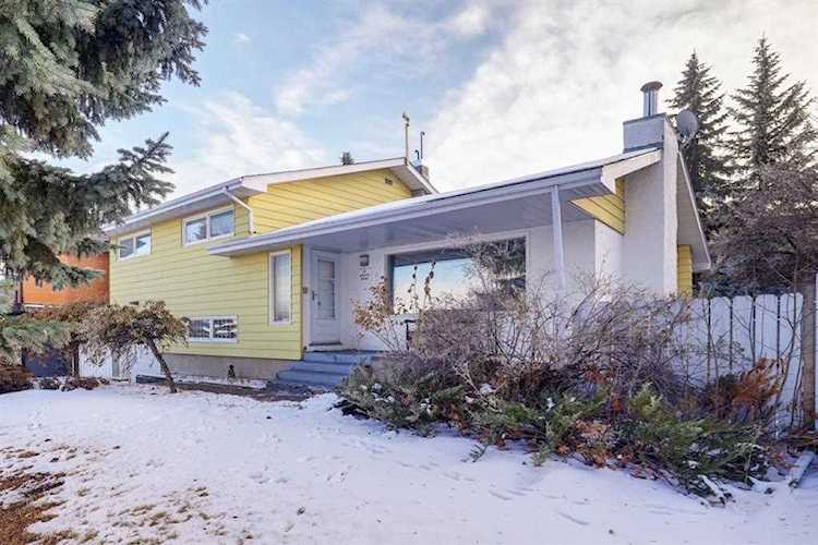 11 Celtic Rd NW Calgary, AB T2K 1S6