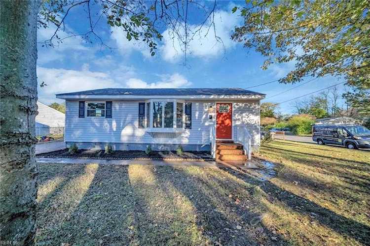 23 Juanita Dr Hampton, VA 23666