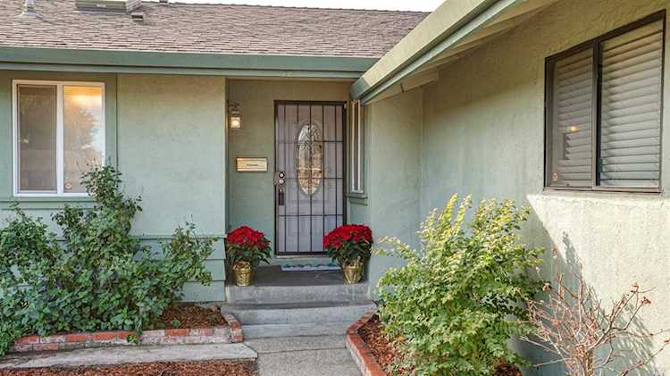 17 Lombardi Court Petaluma, CA 94954